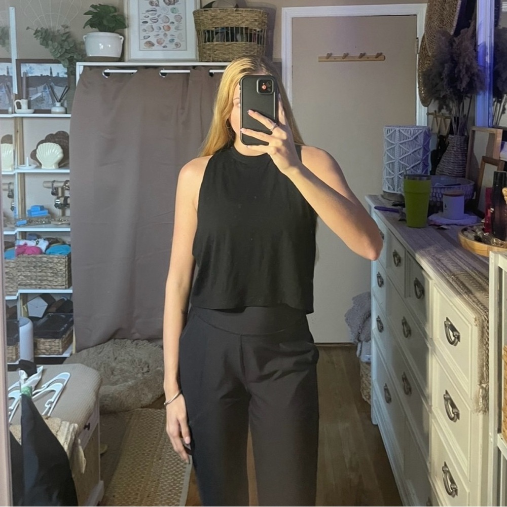 Forever 21 semi cropped black workout tank top